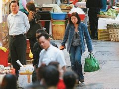 野生锺楚红现身新加坡机场！采凉鞋扛